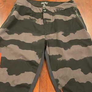 B05003 EUC- Fox Ranger Riding/board Short - Men SZ 32 Black, 28 camouflage BMX